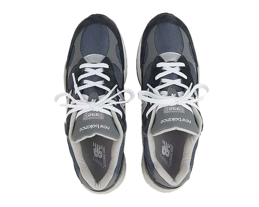 Scarpa da ginnastica in pelle e tessuto, colore blu navy, prodotta negli Stati Uniti.