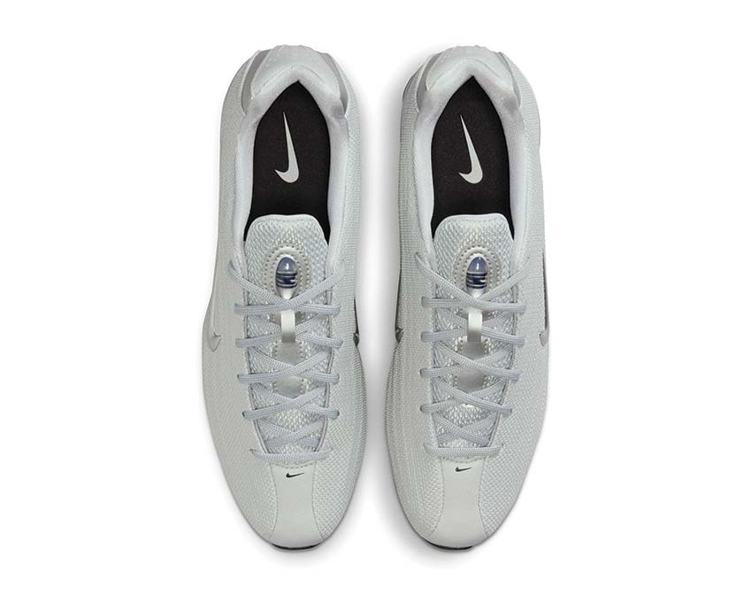 Scarpe da ginnastica con ammortizzazione a colonne, colore argento.