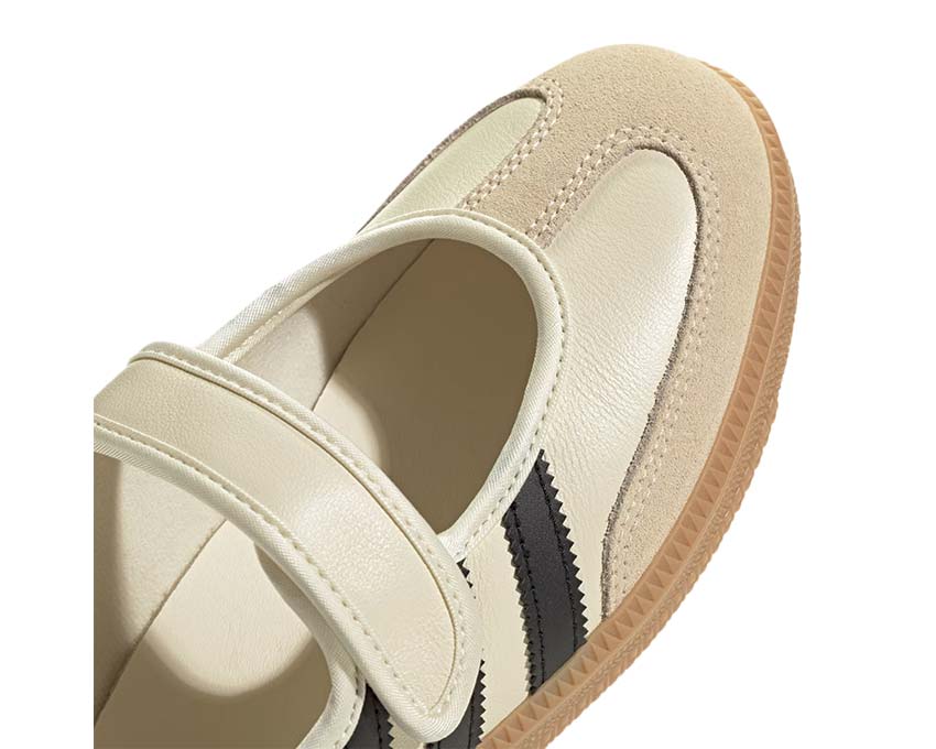 Scarpe da ginnastica in pelle bianco crema con suola in gomma