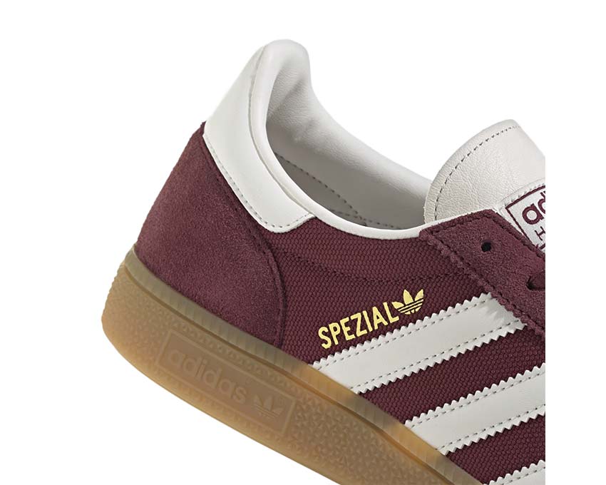 Scarpe da ginnastica per pallamano in colore rosso scuro.