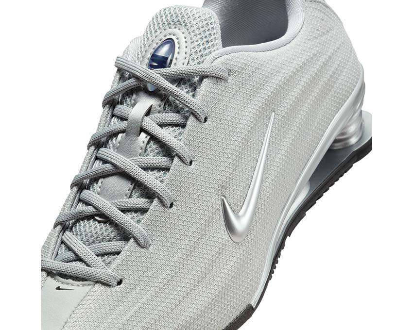 Scarpe da ginnastica con ammortizzazione a colonne, colore argento.