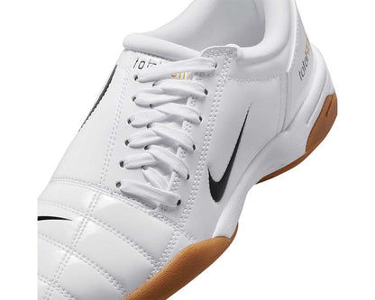 Scarpe da calcio bianche con design sportivo