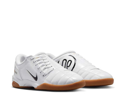 Scarpe da calcio bianche con design sportivo