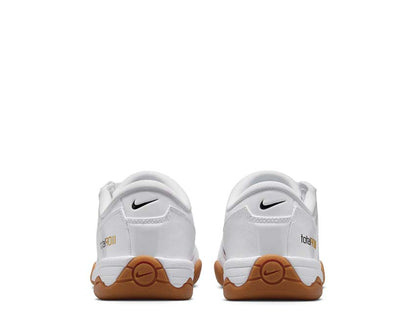 Scarpe da calcio bianche con design sportivo