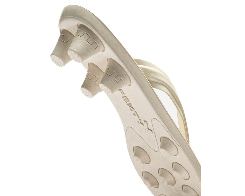 Scarpa da calcio con tacchetti in pelle sintetica, design ispirato alla neve alpina