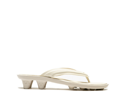 Scarpa da calcio con tacchetti in pelle sintetica, design ispirato alla neve alpina